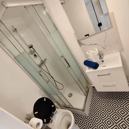 Rent A Room - Cosy Studio-3
